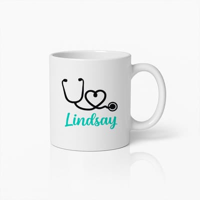 Gepersonaliseerde Verpleegkundige & Dokter Koffiemok 330ml – Naam Beker met Stethoscoop Hart Design – Cadeau voor Zorgprofessionals