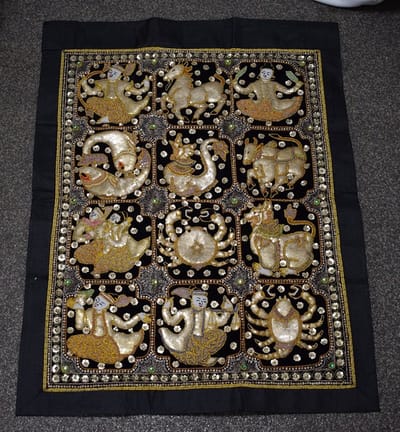 ZoeZo Design - Wandkleed - wanddoek - Burma - Myanmar - handgemaakt - Oosters wandkleed - dierenriem - sterrenbeeld - goud - kraaltjes - met insteekzoom - 100 x 75 cm