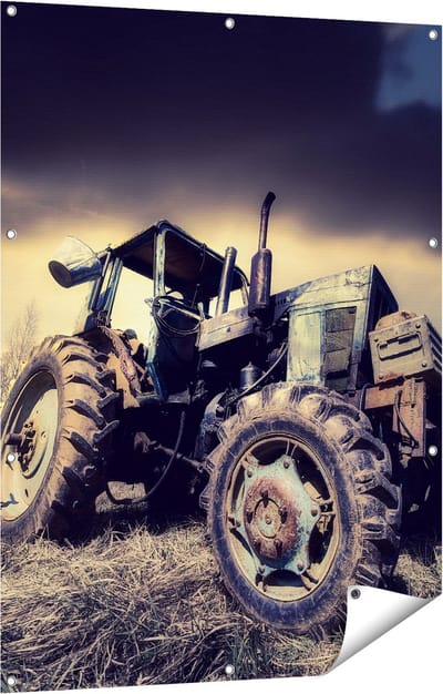 Gards Tuinposter Oude Tractor op het Grasveld - Trekker - 90x120 cm - Tuindoek - Tuindecoratie - Wanddecoratie buiten - Tuinschilderij