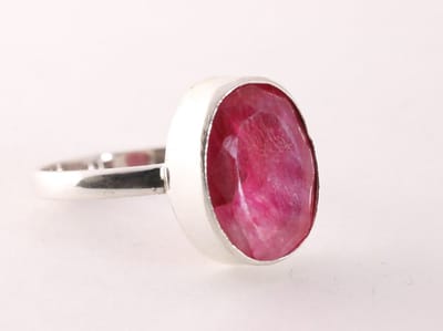 Zilveren ring met robijn - maat 16