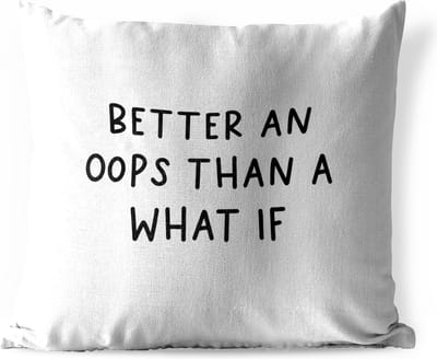 Buitenkussen - Engelse quote "Better an oops than a what if" op een witte achtergrond - 45x45 cm - Weerbestendig