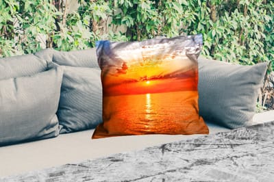Sierkussen Buiten - Zonsondergang - Zee - Lucht - Oranje - Horizon - Water - 60x60 cm - Weerbestendig
