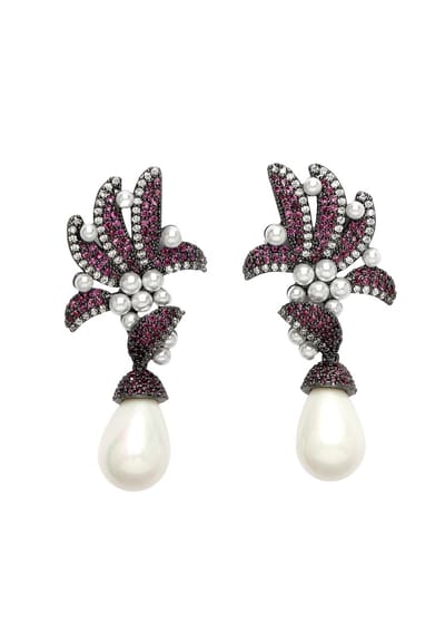 AVANT-GARDE PARIS Diva Collection - paarse zirconia druppel oorbellen - 1 stuk - met parel detail