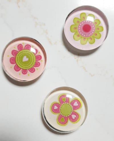 Glasmagneten flower power - 3 koelkastmagneten met bloemen - 3x koelkastmagneetjes rond - magneten voor koelkast glas - 2x2 cm - glasmagneet bloem