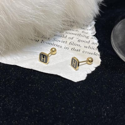 Zwarte Vierkante Merkletter H Stud Oorbellen Eenvoudige Licht Luxe Oorbellen Niche Design Exquise Kleine Oorbellen white