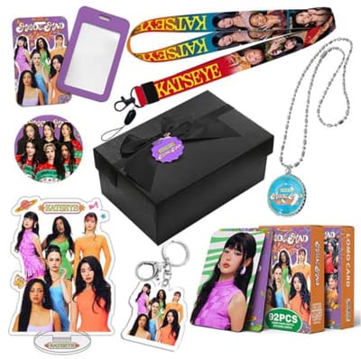 Katseye Merch 98 stuks voor EYEKONS Kpop verzamelcadeau voor meisjes B | geschenkdoos, 92 stuks fotokaarten, 1 sleutelhanger, 1 koord, 1 acrylhouder, 1 kaarthouder, 1 telefoonhouder, 1 halsketting