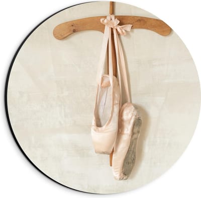 Dibond Wandcirkel - Ballerina Spitzen aan Hangertje - 20x20cm Foto op Aluminium Wandcirkel (met ophangsysteem)