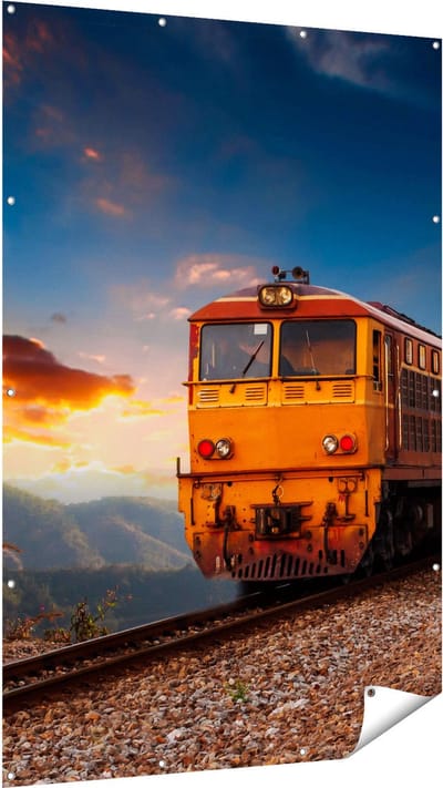 Gards Tuinposter Trein tussen de Bergen in Thailand - 120x180 cm - Tuindoek - Tuindecoratie - Wanddecoratie buiten - Tuinschilderij