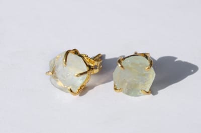 Bixorp Gems Aquamarijn Chakra Oorbellen - Ruwe Edelsteen Knopjes - 18 karaat verguld Goud & Roestvrij Staal - Keel Chakra