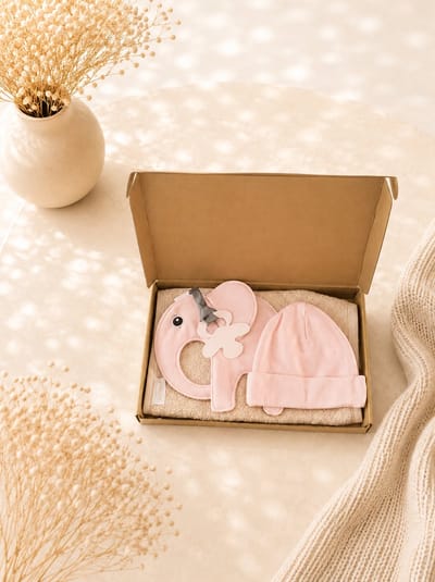 Kraamcadeau Meisje – Baby Mutsje met Speendoekje in Luxe Gouden Geschenkdoos – lichtroze – roze – Origineel Kraamcadeau