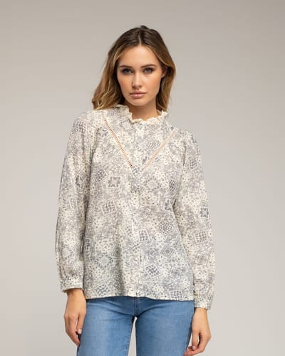 Blouse met print, ajoursteek op de borst, een kraag met ruches en batist-details