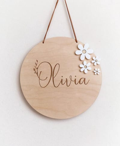 babynaambordje, geboorteaankondiging bordje, gepersonaliseerd houten naambordje voor baby, kamerdecoratie voor babymeisje, houten naamschild met bloemen, kinderkamer decoratie