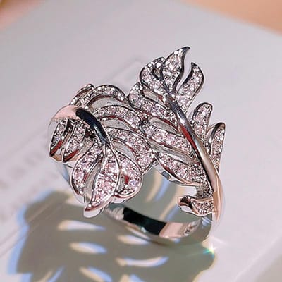 Huitan Mode Style Frais Feuilles Bague de Doigt pour Femmes Plaqué Argent Cristal Zircone Cubique Bague Mariage Cérémonie Bijoux de Fête 10 gray