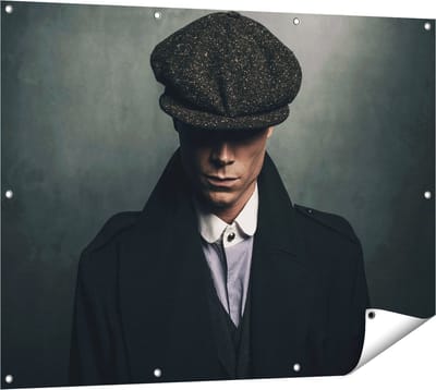 Gards Tuinposter Engelse Gangster met een Pet uit Jaren 1920 - 120x90 cm - Tuindoek - Tuindecoratie - Wanddecoratie buiten - Tuinschilderij