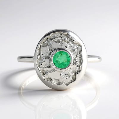 Cavill - Ronde Colombiaanse Smaragdring - 925 Sterling Zilver Geplatineerd - 0,393 Ct Natuurlijke Groene Edelsteen - Elegante Tijdloze Ring