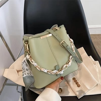 Elegante Emmer Tas met Verstelbare Riem, Goudkleurige Ritssluiting & Decoratieve Kettingriem, Minimalistische Stijl voor Vrouwen, Veelzijdige Tas gray