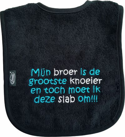 Zwarte slab met "Mijn broer is de grootste knoeier en toch moet ik deze slab om!!!" - broertje, babyshower, zwanger, cadeautje, kraamcadeau, grappig, geschenk, baby, tekst, slabber, slabbertje, slabbetje