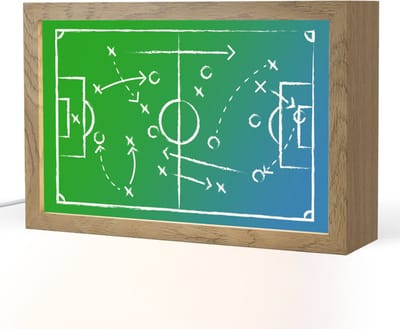 Nachtlampje 30x20 cm - Kinder lampje - Voetbal - Tactiek - Spel - Groen - Blauw - Tafellamp kinderkamer - Slaapkamer lamp - Bedlamp kinderen - Kinderlampje stopcontact - Wandlamp babykamer - Nachtlampjes