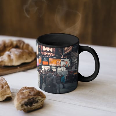 Magische Mok - Foto op Warmte Mokken - Koffiemok - Stad - Mensen - Astronaut - Wit - Magic Mok - Beker - 350 ML - Theemok