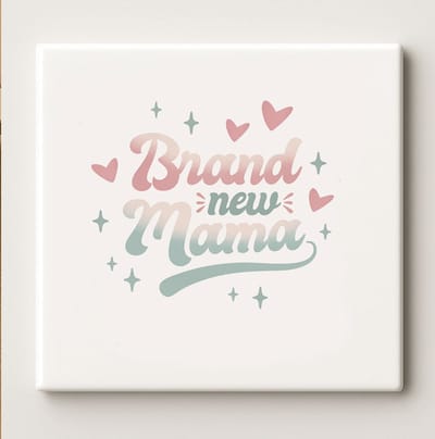 Brand New Mama Tegel 15x15cm – Zachte Pastel Keramische Wandtegel met Hartjes, Perfect Cadeau voor Nieuwe Moeders, Babyshower of Babykamer Decoratie