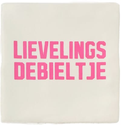 Snoes Spreuktegel – Lievelings Debieltje – Wit met Lichtroze – Inclusief Plakhaakje – Handgemaakt Keramiek 10x10 cm – Grappig Cadeau Vriendin – Humor Kado Pastel