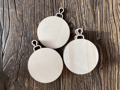 Set van 10 houten kersthangers met oog - onbewerkt - om op te hangen - kerstmis - school