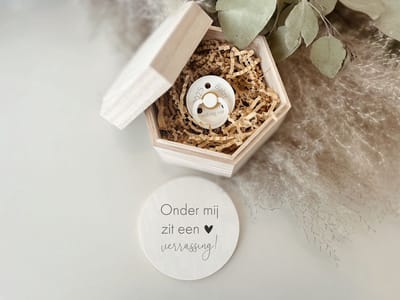 BolleToet - houten kistje met zwangerschapsbekendmaking - speentje - personaliseren