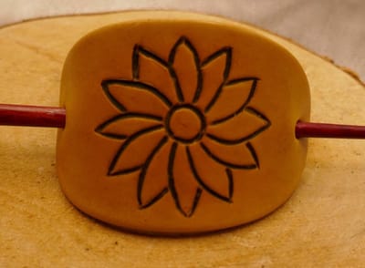 Leren beige haarspeld grote bloem met houten haarstok - Lederen bloem haarspeld beige - leuke haarspeld - mooie bloemen haarspeld - grote haarspeld - haarspeld met houten haarstok - vrouwelijke haarspeld - haarspeld natuurlijk item - groot haarspeld