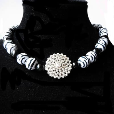 Hetty'S - Ravissant collier - Howliet en Onyx kralen - Groot zilver(925) slot -