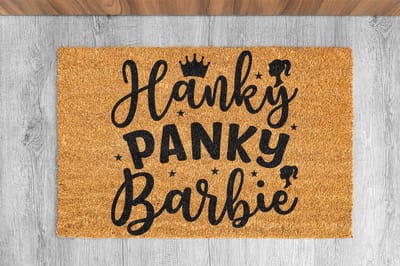Barbie Ballerina Deurmat | 90x60 cm | Elegante Dansstijl | Stijlvolle Ingangsmat | Perfect voor Binnenkomst | Trendy & Praktisch | Cadeau voor Dansliefhebbers | Luxe Home Decor