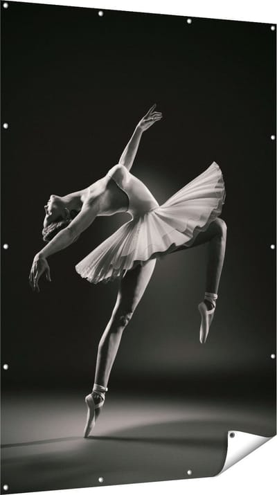 Gards Tuinposter Ballerina op Haar Tenen - Ballet - Zwart Wit - 120x180 cm - Tuindoek - Tuindecoratie - Wanddecoratie buiten - Tuinschilderij