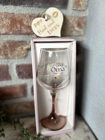 Creaties van Hier - Cadeau pakket Wijnglas met de tekst Oma met houten hartje - 21 x 8,2 cm - Glas