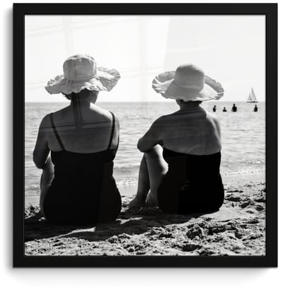 Poster in lijst - Fotolijst 40x40 cm - Posters - Vrouwen - Zonnehoed - Strand - Zwart - Wit - Posterlijst zwart - Decoratie - Wanddecoratie woonkamer - Muurdecoratie slaapkamer
