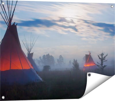 Gards Tuinposter Indianen Tipi in de Nacht tijdens de Mist - 80x60 cm - Tuindoek - Tuindecoratie - Wanddecoratie buiten - Tuinschilderij