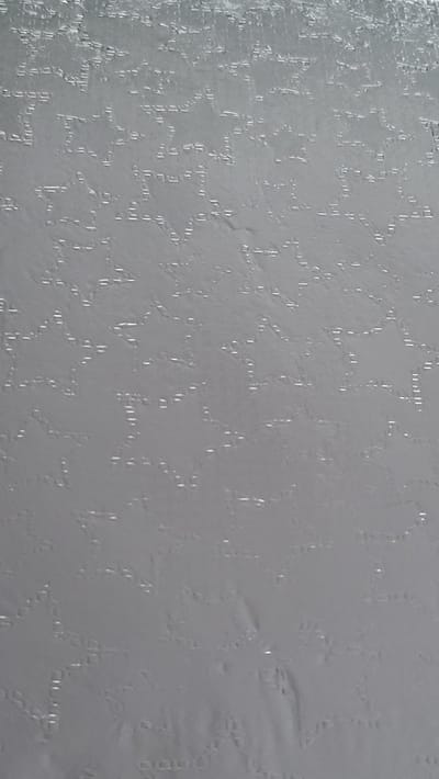 Kersttafelkleed zilver 200x140 cm met sterren - Zilverkleurig tafelkleed voor kerst met sterretjes motief - kerstkleed vinyl met water afneembaar