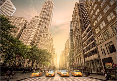 Fotobehangkoning - Behang - Vliesbehang - Fotobehang New York Taxis - Wolkenkrabbers - In the shadow of skyscrapers - 450 x 315 cm