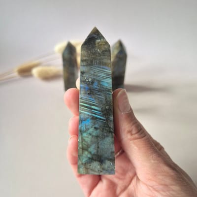 Labradoriet Toren met Blauwe Flash – Gepolijste Labradoriet Punt 6-8cm