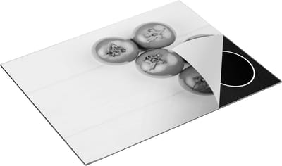 Chefcare Inductie Beschermer Tomaten op Witte Houten Planken - Zwart Wit - 77x59 cm - Afdekplaat Inductie - Kookplaat Beschermer - Inductie Mat