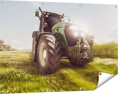 Gards Tuinposter Tractor op het Gras - Trekker - 120x80 cm - Tuindoek - Tuindecoratie - Wanddecoratie buiten - Tuinschilderij