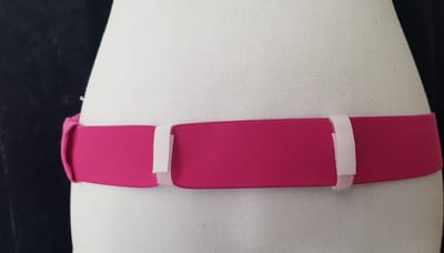 PD-band voor peritoneale dialyse (nierdialyse), maat L, in roze huidvriendelijk (zacht) elastiek voor het opbergen van de katheter en het opbergen van het koppelstuk