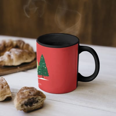 Magische Mok - Foto op Warmte Mokken - Koffiemok - Minimalistisch - Kerstbomen - Rood - Sneeuw - Magic Mok - Beker - 350 ML - Theemok