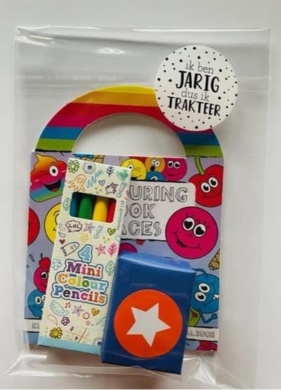 25 Uitdeelzakjes / Traktatie zakjes + 25 Stickers ik ben jarig dus ik trakteer - Wit - Zwart - Stip - Stippen | School traktaties - Cellofaan zakjes - Transparant - Uitdelen | Peuterspeelzaal - Kinderopvang - Bedrijf | DH collection
