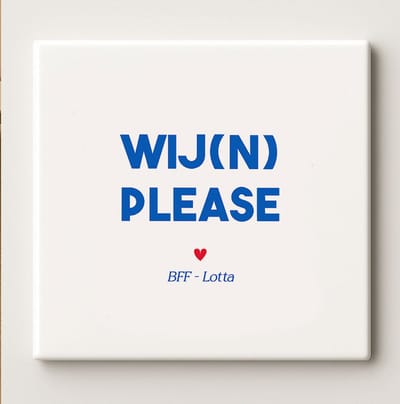 WIJ(N) PLEASE Keramische Tegel – 15x15 cm Grappige Wijnquote Wandtegel – Perfect Cadeau voor Vrienden, Wijnliefhebbers & Keukendecoratie