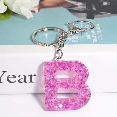 Letter Sleutelhanger A-Z – Luxe Initialen Sleutelhanger met Pompon & Kwastje – Tashanger voor Dames & Meisjes – Accessoire voor Sleutelbos, Handtas, Rugzak & Autosleutel – Persoonlijk Cadeau voor Vrouw, Moeder, Dochter & Vriendin