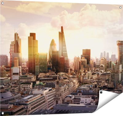 Gards Tuinposter Londen bij Zonsondergang in een Moderne Wijk - 100x80 cm - Tuindoek - Tuindecoratie - Wanddecoratie buiten - Tuinschilderij