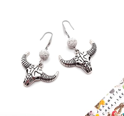 Jeannette-Creatief® - Halloween - Cow Skull - Oorhangers - Oorbellen - Oorbellen Dames - Sieraden - Bohemien - Koe - Witte oorbellen - Ibiza oorbellen - Witte Lava Natuursteen - Halloween oorbellen - Halloween kostuum - Carnaval - Carnavalskleding