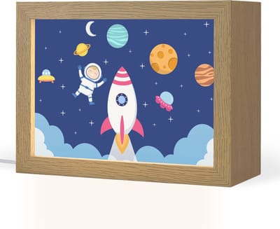Nachtlampje 20x15 cm - Kinder lampje - Raket - Ruimte - Astronaut - Blauw - Jongens - Tafellamp kinderkamer - Slaapkamer lamp - Bedlamp kinderen - Kinderlampje stopcontact - Wandlamp babykamer - Nachtlampjes