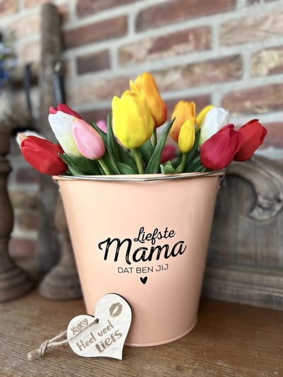 Creaties van Hier - Zinken emmer Mama met houten hartje en tulpen - 24 cm – zink – decoratie