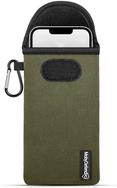 MobyDefend Hoesje - Geschikt voor iPhone 16e / iPhone 17e - Neopreen Pouch Met Karabijnhaak - Insteek - Riemlus - Groen