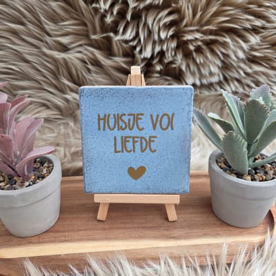 Robuust Wenstegeltje – Huisje vol Liefde – 10x10 cm – Luxe Wanddecoratie– Cadeau voor Nieuw Huis, Samenwonen, Vrienden, Vriendin, Jezelf, Gezin of Zomaar – Trendy nu – Decoratief Tegeltje met Standaard – Cadeau Idee